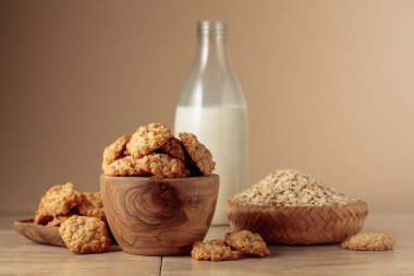 Yulaf ezmeli kurabiye ve süt mutfak masasında. Kopyalama alanı olan bej arkaplan.