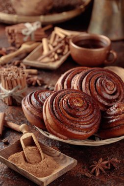 Mutfak masasında taze pişmiş tarçınlı çörekler.. 