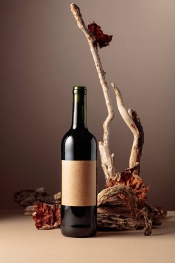 Eski ahşap karışımlı bir şişe kırmızı şarap. Ürün markalaşma, kimlik ve ambalaj için bej arka planda minimal kompozisyon. Boşluğu kopyala.