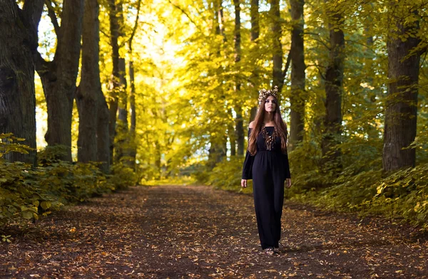 Witch in herfst bos — Stockfoto