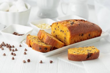 Beyaz mutfak masasında çikolatalı kek..