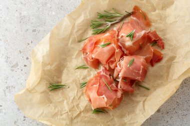 Kağıda sarılmış biberiyeli jambon dilimleri..