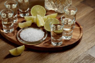 Tahta masada tuz ve limon dilimli altın tekila..