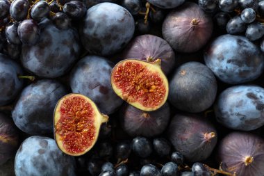 Sulu taze mavi meyveler. Mavi üzüm, mavi erik ve incir. Üst görünüm.