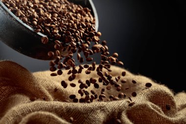 Taze kavrulmuş kahve çekirdekleri bir torbaya doldurulur. Boşluğu kopyala.