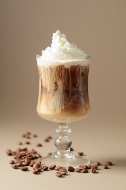 Bej arka planda krema ve kahve kokteyli. Boşluğu kopyala.