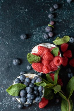 Kremalı, ahududulu, yaban mersinli ve taze naneli krema..