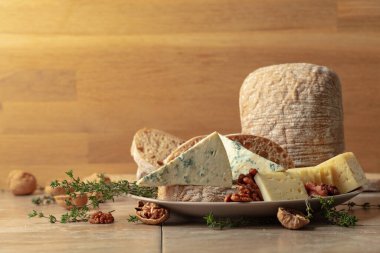 Mutfak masasında peynir, ekmek, ceviz ve kekik. Boşluğu kopyala.