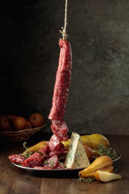 Kurutulmuş sosis, mavi peynir, kekik ve armut. Basit sağlıklı yiyecekler..