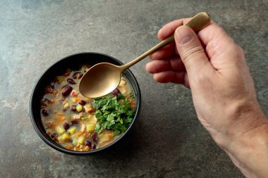 Patates, domates, paprika, havuç ve domuz pastırmalı fasulye çorbası. Üst Manzara. Boşluğu kopyala.