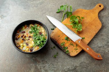 Patates, domates, paprika, havuç ve domuz pastırmalı fasulye çorbası. Üst Manzara. Boşluğu kopyala.