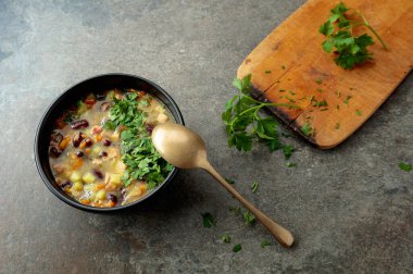Patates, domates, paprika, havuç ve domuz pastırmalı fasulye çorbası. Üst Manzara. Boşluğu kopyala.