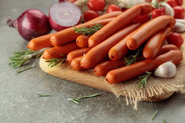 İnce füme sosis, domates, soğan, sarımsak ve biberiye..