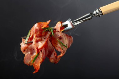 Kızarmış pastırma ve çatallı biberiye. Boşluğu kopyala.