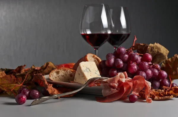 Jamon e vinho tinto — Fotografia de Stock