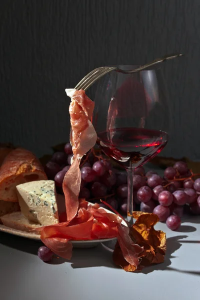 Jamon e vinho tinto — Fotografia de Stock