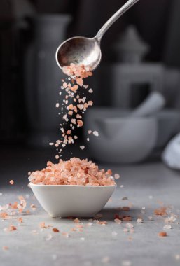 Himalaya pembe tuzu küçük beyaz bir kaseye dökülür..