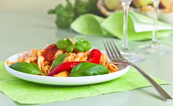 Noedels met basilicum en chili — Stockfoto