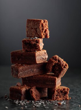 Brownie parçaları siyah taş bir masada..