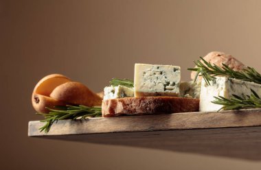 Mavi peynirli, armutlu ve biberiyeli sandviç. Eski ahşap bir ciabatta, mavi peynir, armut ve biberiyenin üzerinde. Aşağıdan görüntüle.