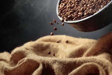 Taze kavrulmuş kahve çekirdekleri bir torbaya doldurulur. Boşluğu kopyala.