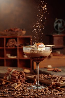 Krema ve kahve karışımı. Kızarmış marşmelov ve çikolata kırıntılarıyla süslenmiş..