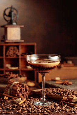 Karışık malzeme ve baharatlarla dolu bir masada krema ve kahve kokteyli. Boşluğu kopyala.