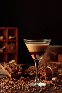 Karışık malzeme ve baharatlarla dolu bir masada krema ve kahve kokteyli. Boşluğu kopyala.