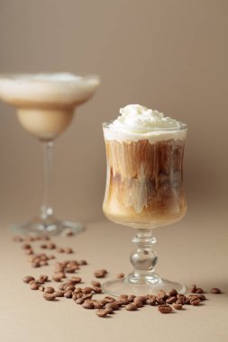 Bej arka planda krema ve kahve kokteyli. Boşluğu kopyala.