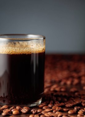 Eski ahşap bir masada sade kahve. Boşluğu kopyala.