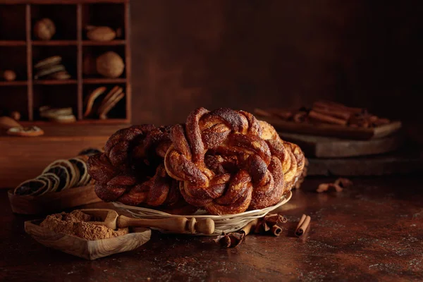 Tarçın ve şekerli ev yapımı krakerler; İsveç, Norveç, Danimarka ve Estonya 'da popüler geleneksel İskandinav pastası. Kanelbullar İsveç tarçınlı çöreklerinden daha fazlasıdır. Sıcak, baharatlı aromaları hemen bir rahatlık hissi uyandırıyor.