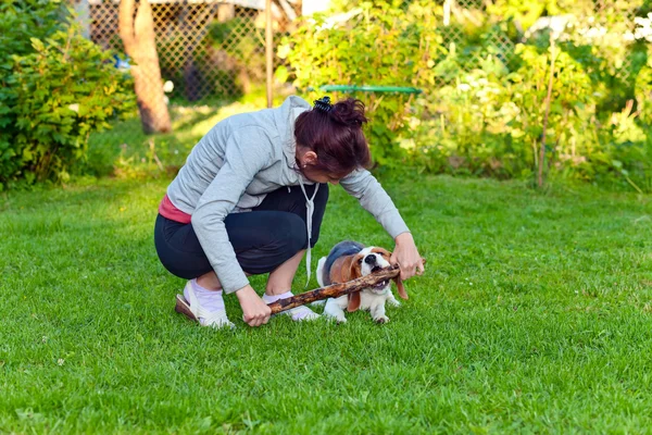 Frau mit Hund — Stockfoto