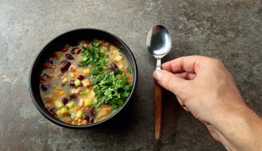 Patates, domates, paprika, havuç ve domuz pastırmalı fasulye çorbası. Üst Manzara. Boşluğu kopyala.