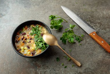 Patates, domates, paprika, havuç ve domuz pastırmalı fasulye çorbası. Üst Manzara. Boşluğu kopyala.