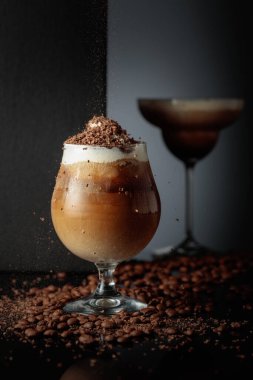 Krema ve kahve kokteyli serpiştirilmiş çikolata kırıntıları. Boşluğu kopyala.