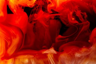 Krema, buzlu kahveyle bardağa doldurulur. Makro atış. Kısa pozlama hareketi dondurur.