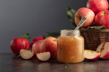 Elma reçeli ve siyah taş bir masada kırmızı taze elmalar. Boşluğu kopyala.