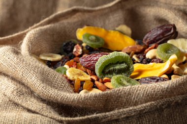 Çuval bezinde kurutulmuş tropik meyve, fındık ve kuru üzüm..