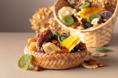 Bej arka planda kurutulmuş tropikal meyve, fındık ve kuru üzüm. Boşluğu kopyala.