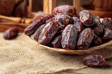 Lezzetli, sulu, olgunlaşmış meyveler mutfak masasında..