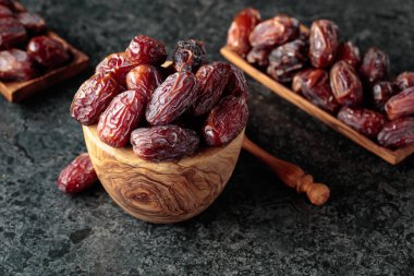 Kurumuş meyveler siyah bir taş masanın üzerinde. Geleneksel Arapça sağlıklı yiyecekler.