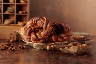 Tarçın ve şekerli ev yapımı krakerler; İsveç, Norveç, Danimarka ve Estonya 'da popüler geleneksel İskandinav pastası.