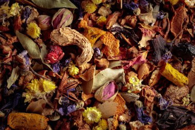 Aromatik kurutulmuş şifalı bitkiler, çiçekler ve kökler karışımı. Makro atış. Üst görünüm.