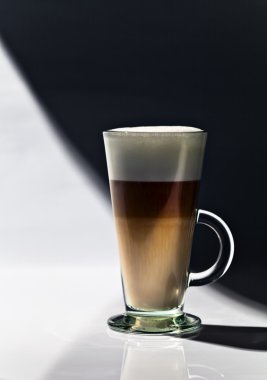 kahve latte bir tablo içinde bar