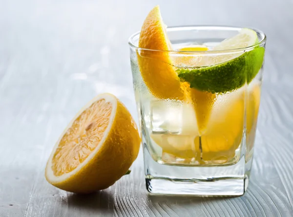 Beber con limón y hielo — Foto de Stock