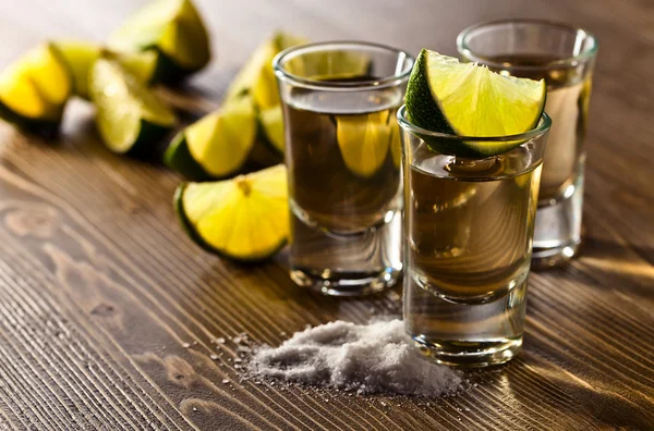 Tequila mit Salz und Limette — Stockfoto