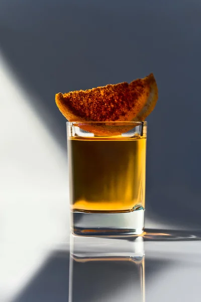 Tequila mit Orange und Zimt — Stockfoto