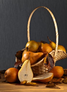 Armutlar ahşap masada.