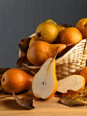 Armutlar ahşap masada.