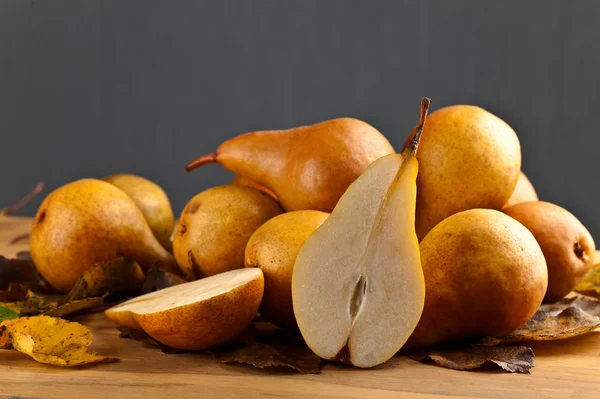 Päron på träbord — Stockfoto